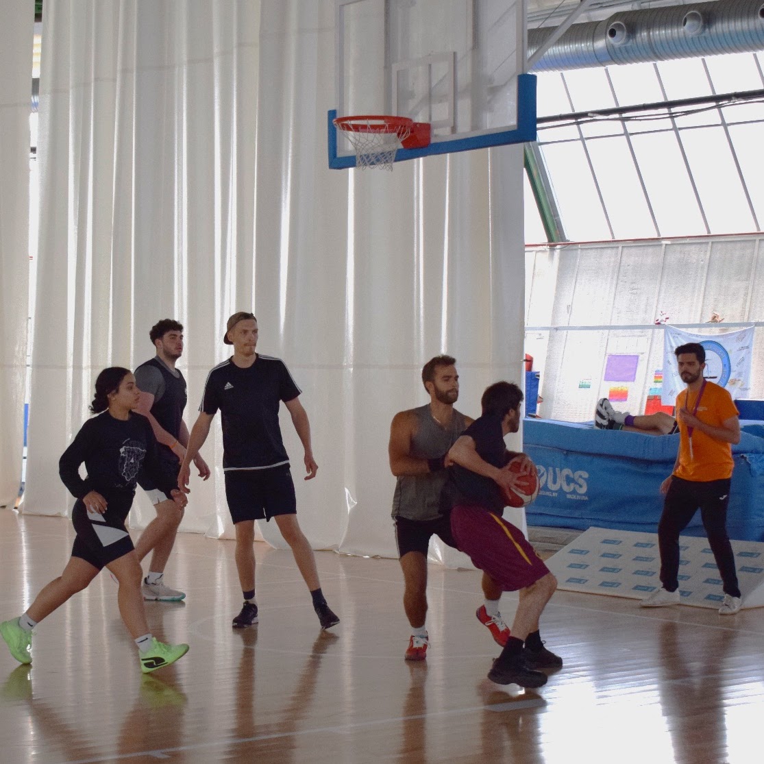 Picture of a basketball match mid-game in the National Erasmus Games.