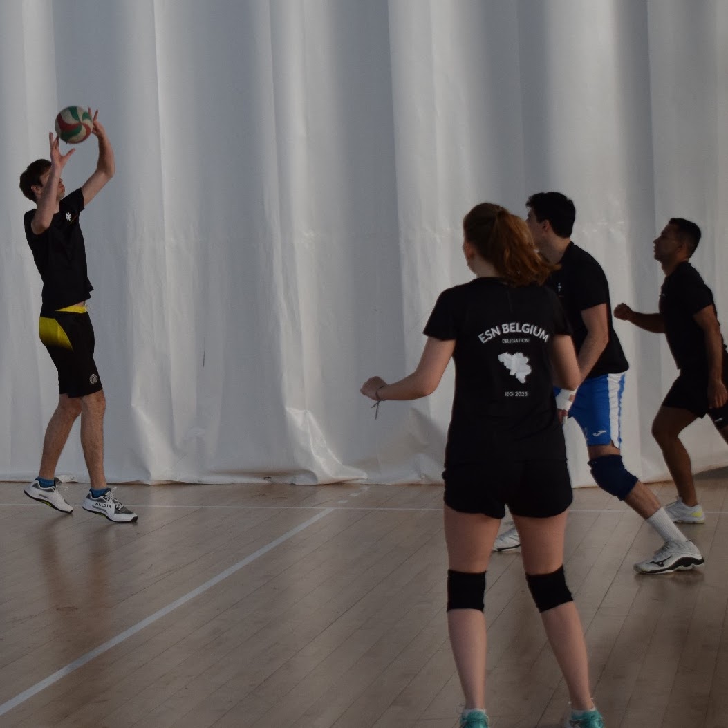 Picture of a team serving on a volleyball game in the National Erasmus Games.
